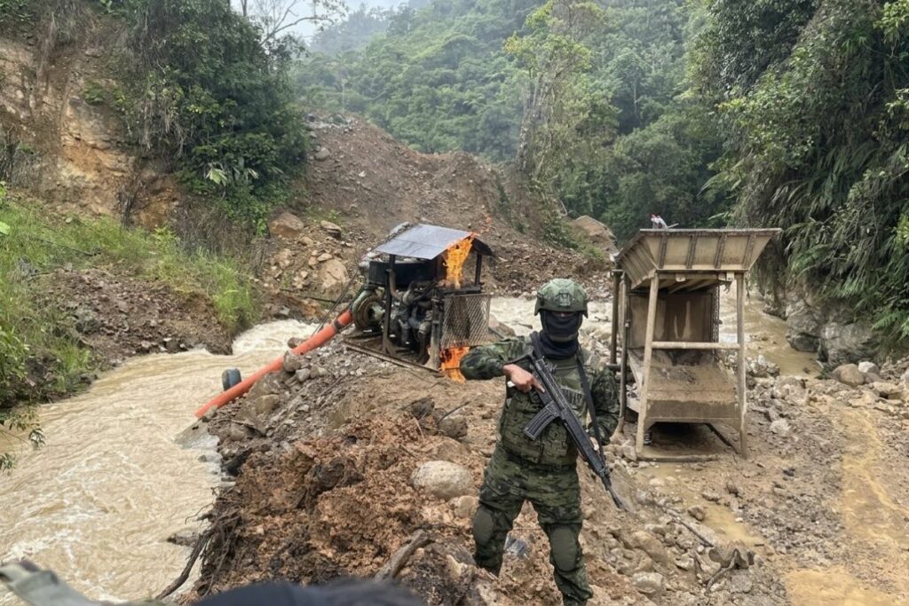 Militares destruyeron maquinaria en un operativo contra la minería ilegal en Nangaritza, Zamora Chinchipe.