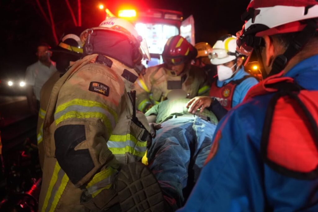 Personal de rescate liberó y brindó atención prehospitalaria a la persona atrapada en el vehículo.