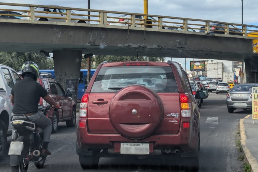 Los vehículos con placas terminadas en 3 y 4 tendrán restricción este martes en Quito.