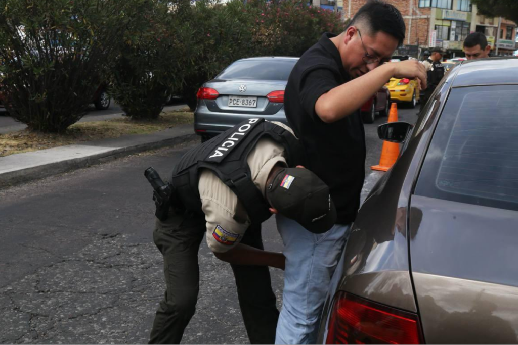 Miembros de Policía y Fuerzas Armadas ejecutan controles móviles en el sur de Quito. Foto: Cuenta X John Reimberg