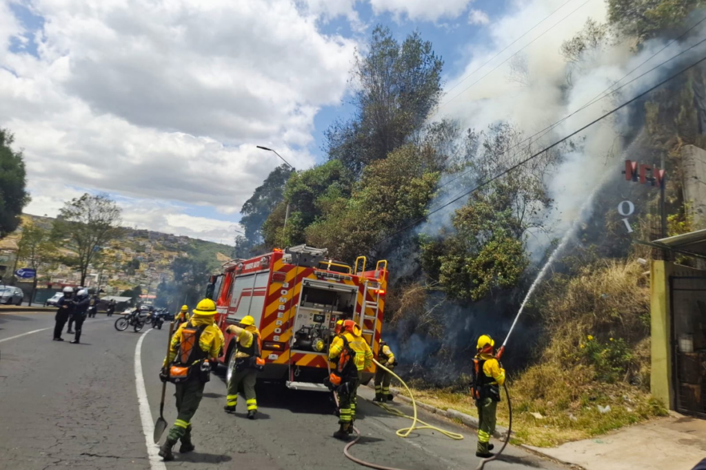 Bomberos atendieron una quema a cielo abierto en Quito en el sector de Monjas y otro fuego en el Bicentenario.