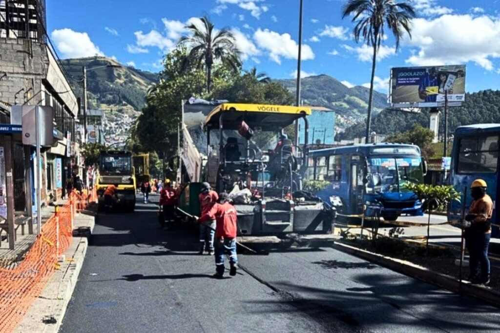 Trabajadores realizan obras de repavimentación en una avenida de Quito con cierres parciales al tránsito.