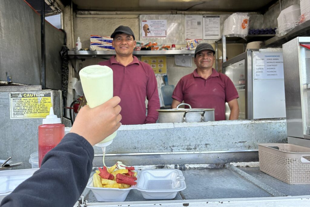 Jorge Morales y Wilson Flores, los dos hermanos que abrieron el Multy Pollo, otro punto de encuentro para comerse unas buenas salchipapas.