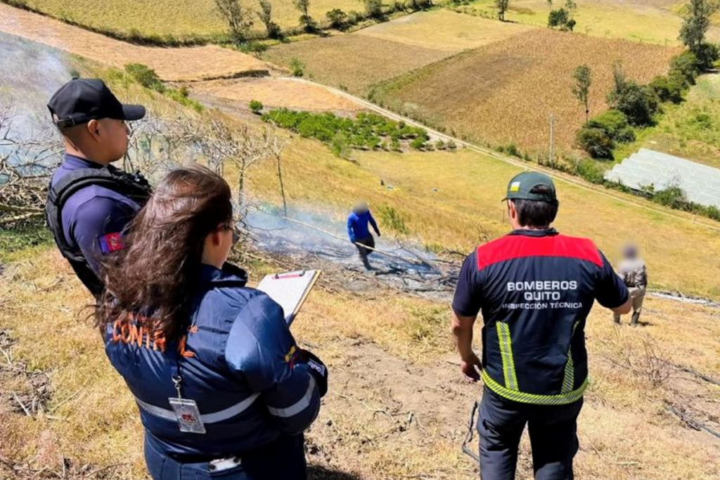 El Municipio de Quito aplica multas y sanciones de hasta 36 150 dólares por quemas a cielo abierto.