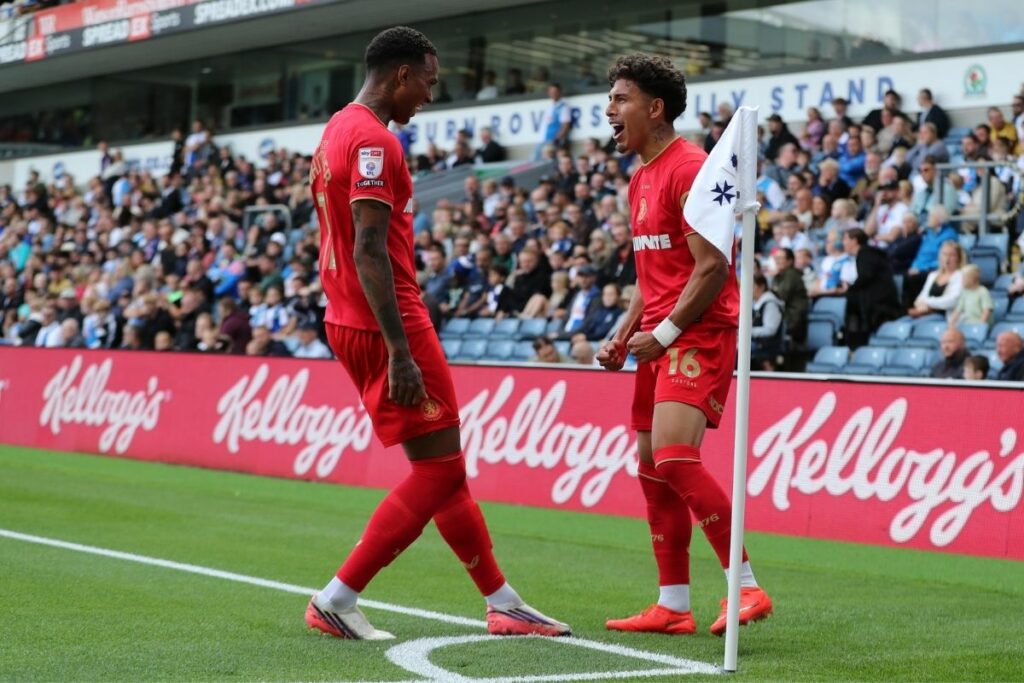 Jeremy Sarmiento celebra su gol con el Middlesbrough en Inglaterra.
