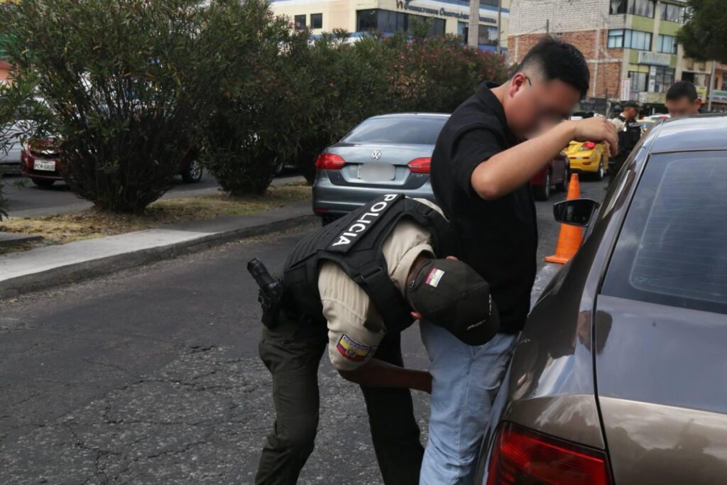 Policías realizan una revisión durante uno de los operativos de seguridad desplegados en Quito.