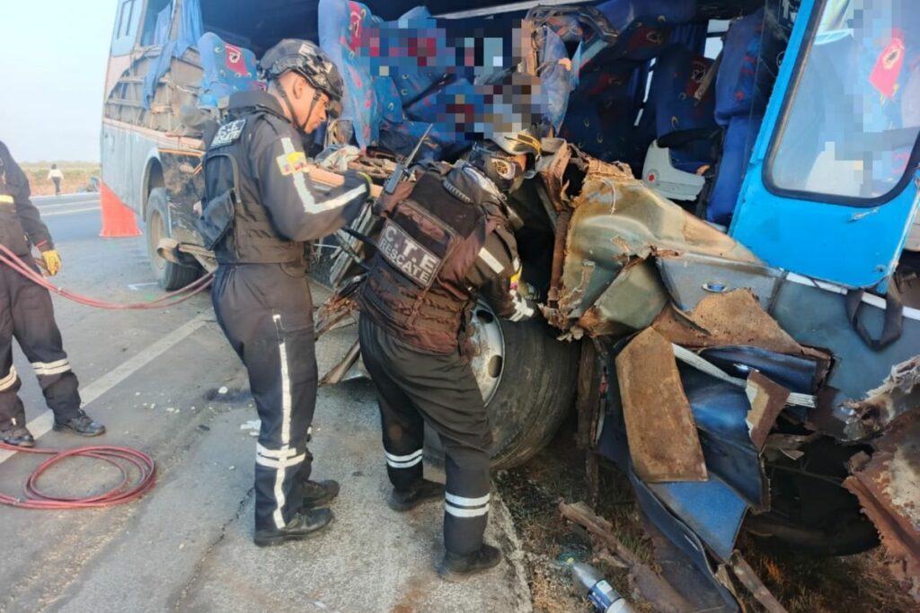 Equipos de emergencia atienden a las personas afectadas.