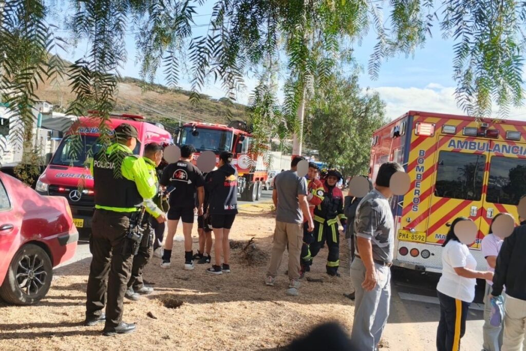 Bomberos de Quito atendieron a dos menores y un adulto tras el siniestro registrado en Pomasqui.