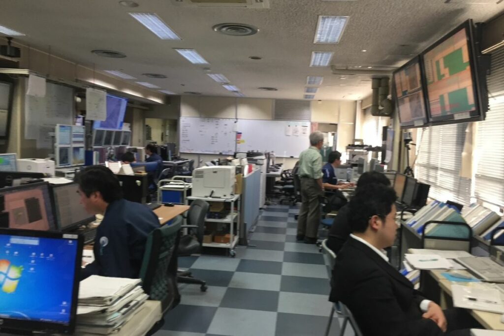 Desde esta sala de la Agencia Meteorológica de Japón, en Tokio, se monitorea los sismos y terremotos, como el ocurrido hoy el país asiático.