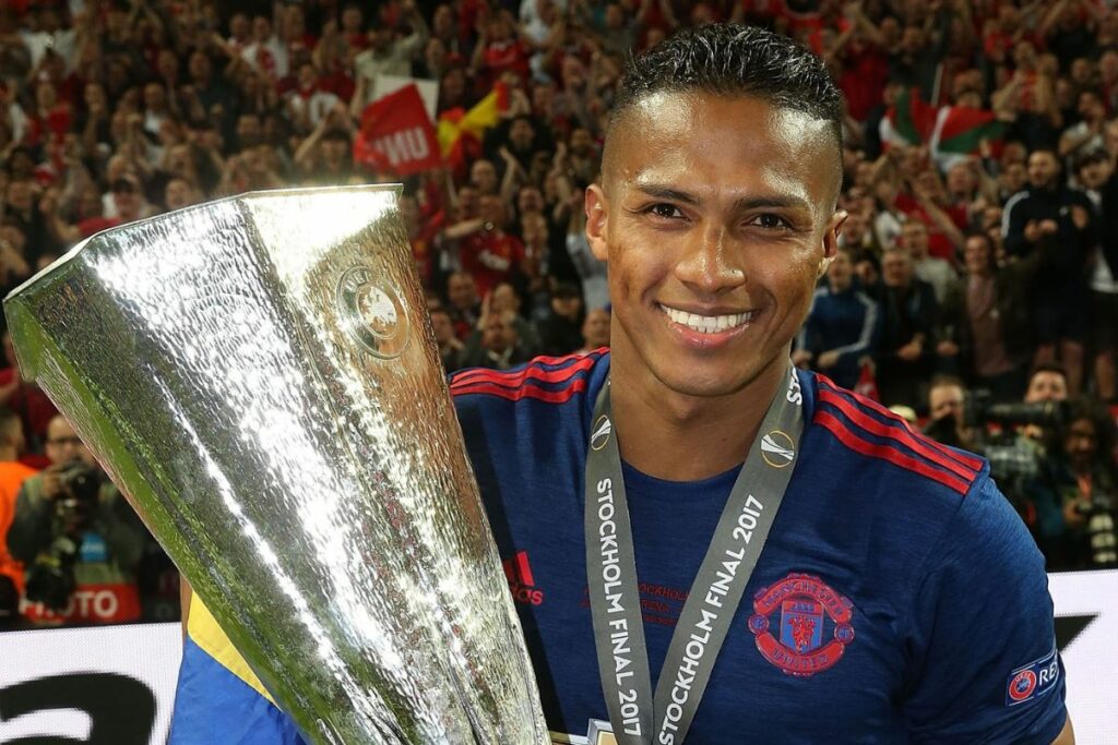 Antonio Valencia debutó en el fútbol profesional en 2003 con El Nacional.