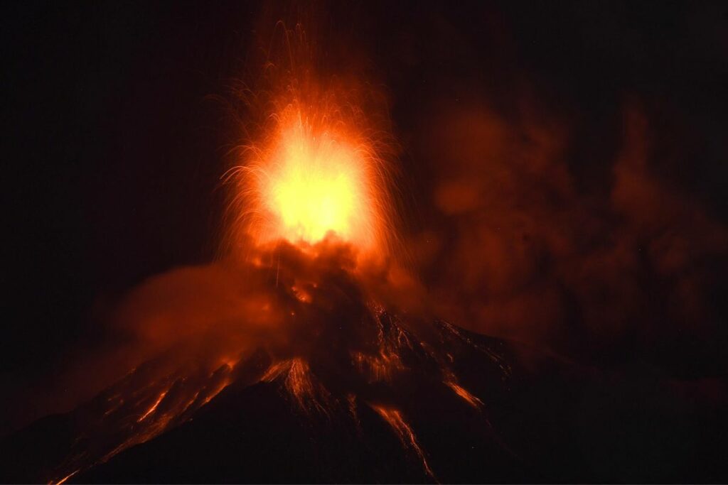 Fotografía que muestra el volcán de Fuego en erupción, en Alotenango a 65 kilometros al suroeste de Ciudad de Guatemala.