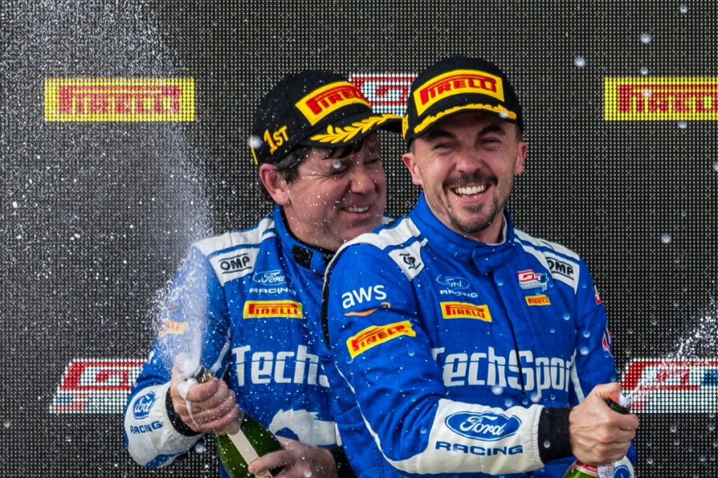 Frankie Muniz celebró esta su primera victoria profesional en el automovilismo.