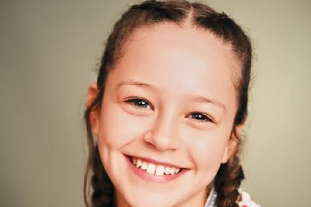 Bonnie Hill como Ginny Weasley.