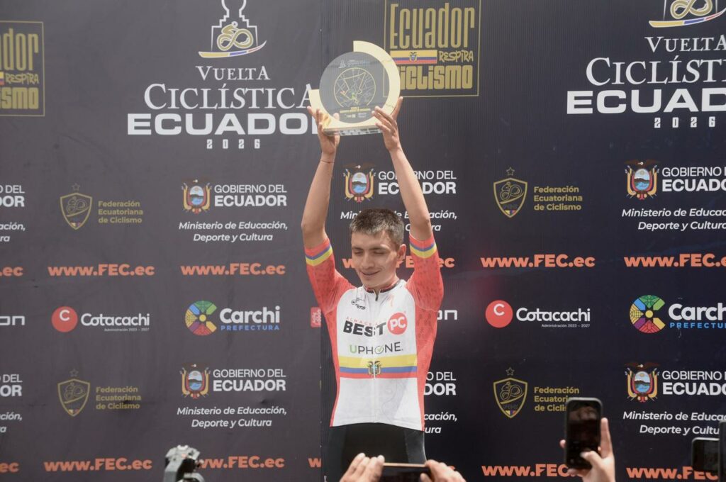 Kevin Navas levanta el trofeo al ganador de la segunda etapa de la Vuelta al Ecuador.