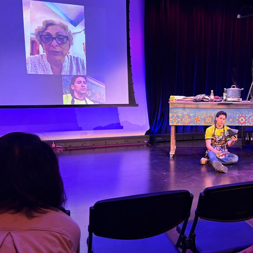 Christopher Moncayo Torres junto a sus padres Abel Torres y Nancy Moncayo en una obra de teatro en EE.UU.