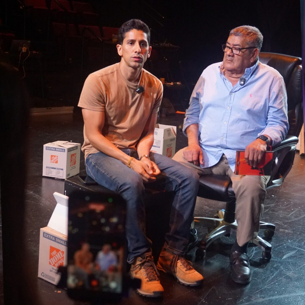 Christopher Moncayo Torres junto a sus padres Abel Torres y Nancy Moncayo en una obra de teatro en EE.UU.