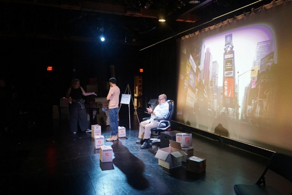 Christopher Moncayo Torres y su padre Abel Torres durante el ensayo de la obra de teatro en Los Ángeles
