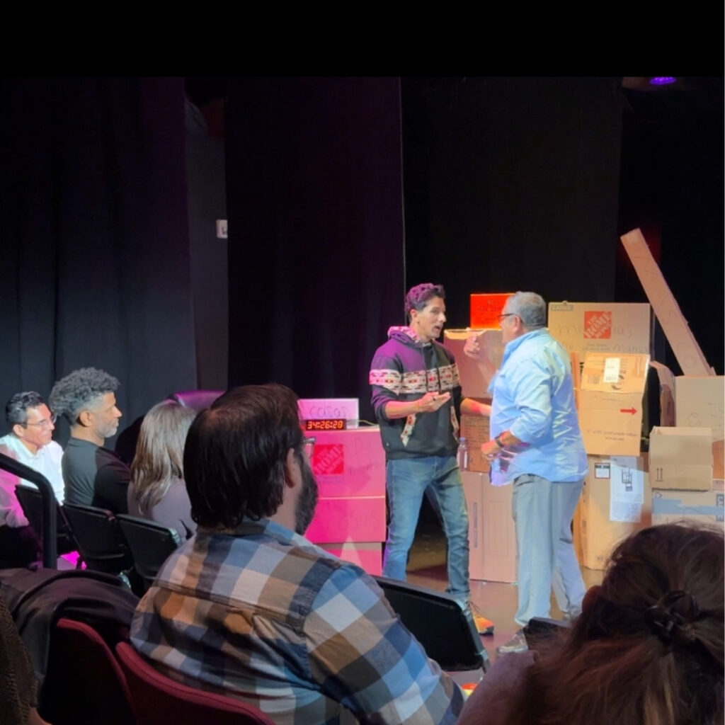 Christopher Moncayo Torres y su padre Abel Torres en la obra de teatro en Los Ángeles, EE.UU.