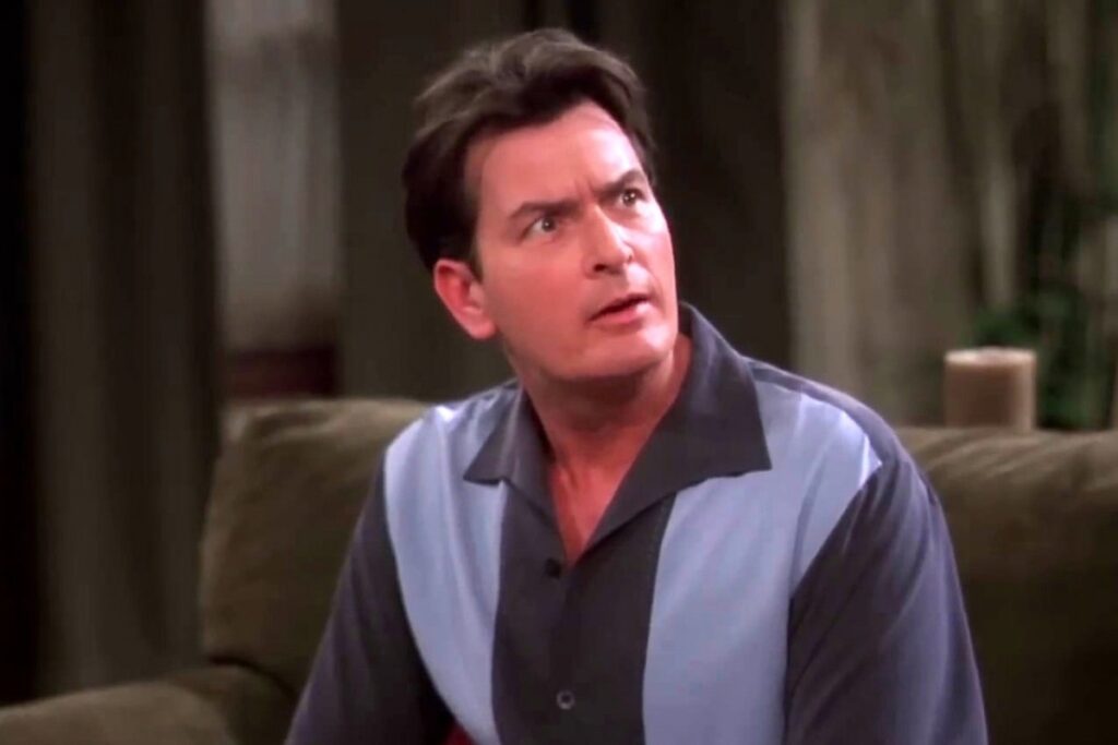 Charlie Sheen como Charlie Harper.
