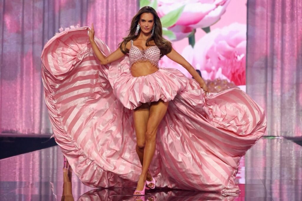 Alessandra Ambrosio quedó bajo la lupa por su atuendo en el desfile de Victoria’s Secret 2026.