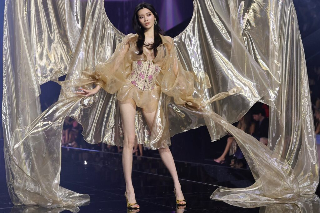 La historia de Ming Xi: la caída que marcó su paso por Victoria’s Secret y su regreso.