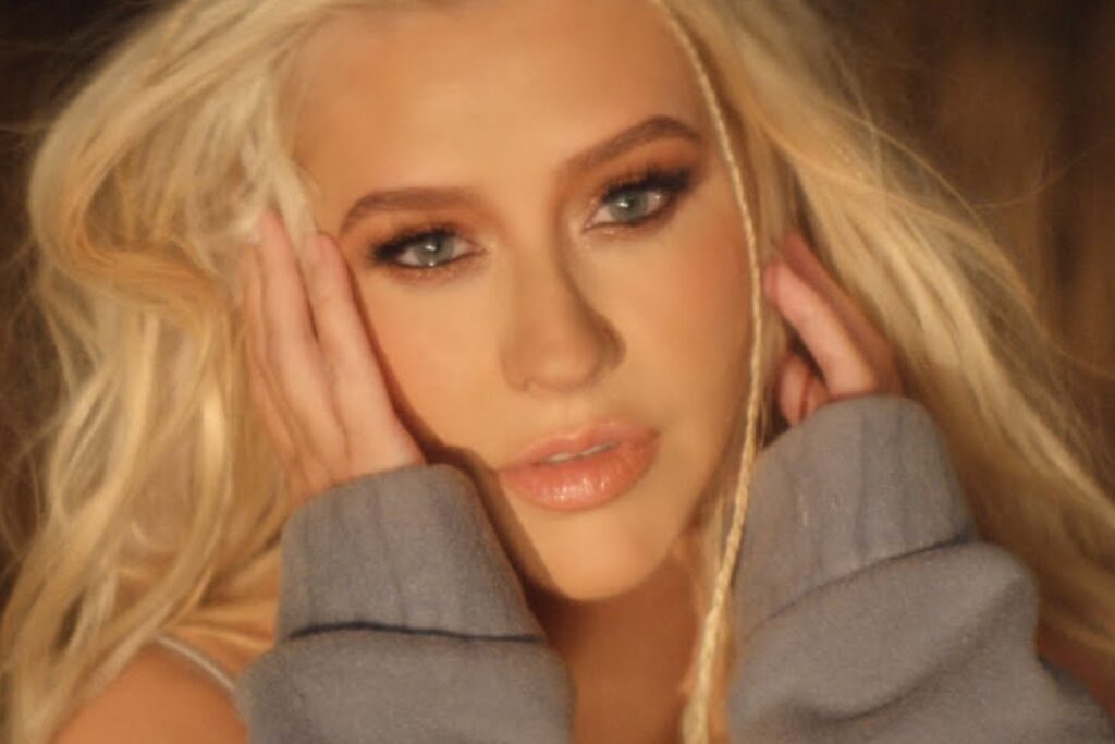 Christina Aguilera presenta su lado más atrevido en una foto para Halloween.