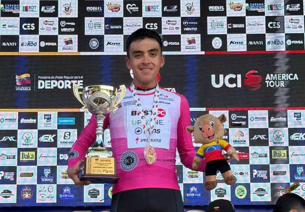 Erik Pozo celebra su título al mejor sub-23 de la Vuelta a Venezuela.
