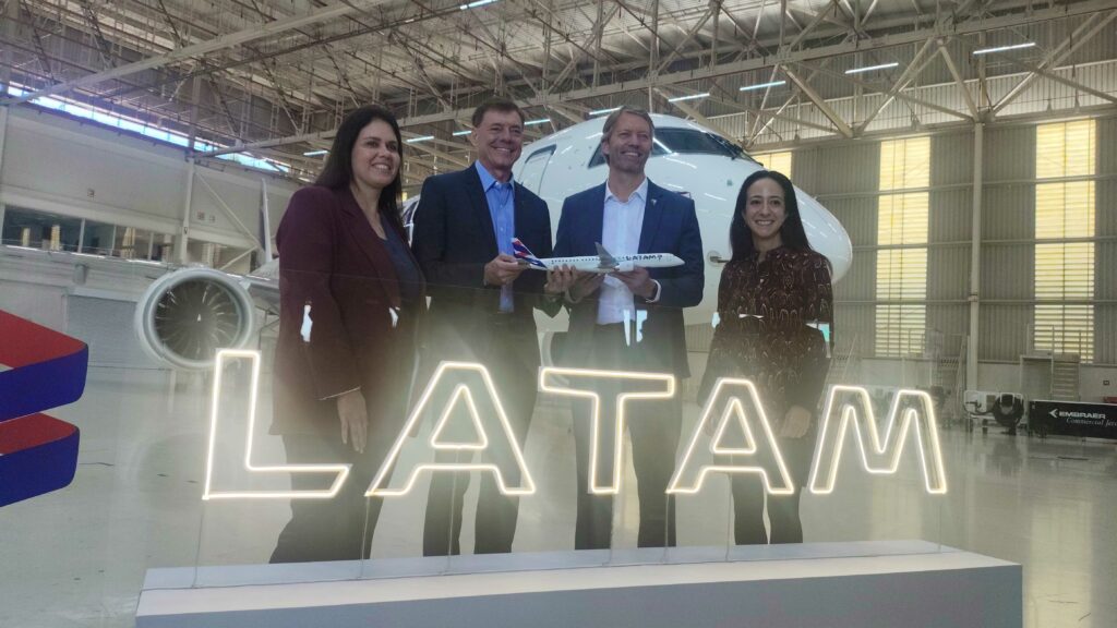 De izquierda a derecha. Priscilla Doro, vicepresidenta de Ventas de Aviación Comercial para América Latina y el Caribe de Embraer; Jerome Cadier, CEO de Latam Airlines Brasil; y Francisco Gomes Neto, presidente y CEO de Embraer; junto a una de las asistentes a la presentación del E195-E2.