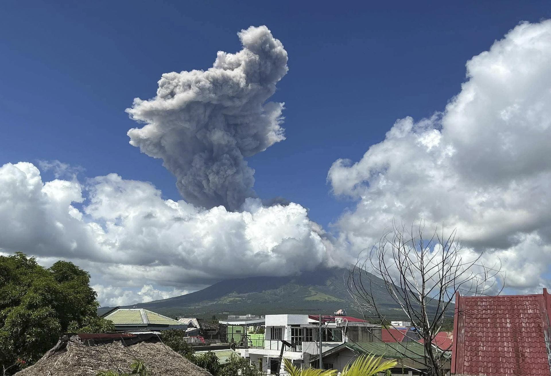 Filipinas ordena evacuar a más de mil familias tras la erupción del volcán Mayón