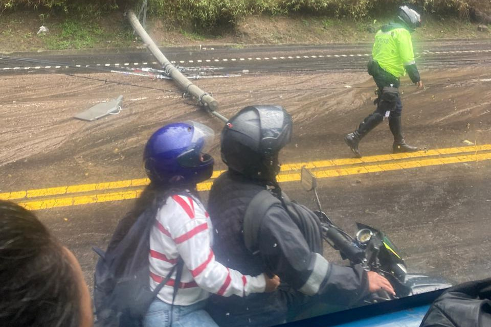 La emergencia dejó carriles cerrados, lodo, escombros y un poste de alumbrado colapsado en el sector de Miravalle 3. Foto: Cortesía