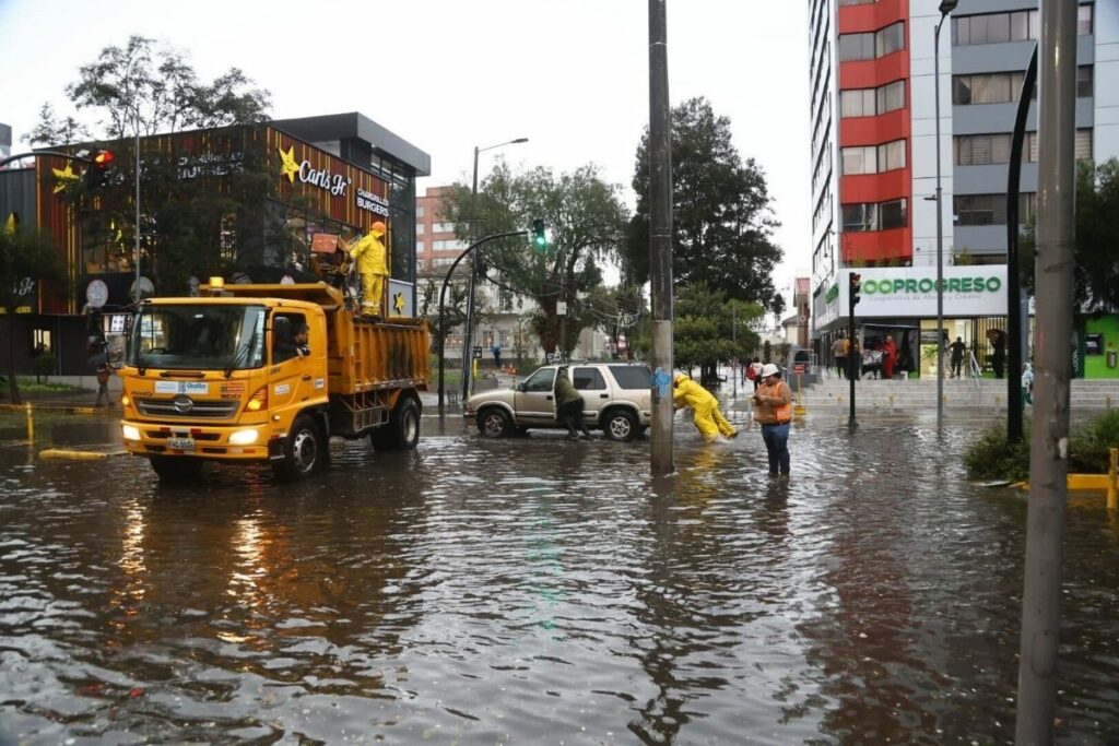 La avenida Colón se inundó dos veces por las lluvias en Quito.