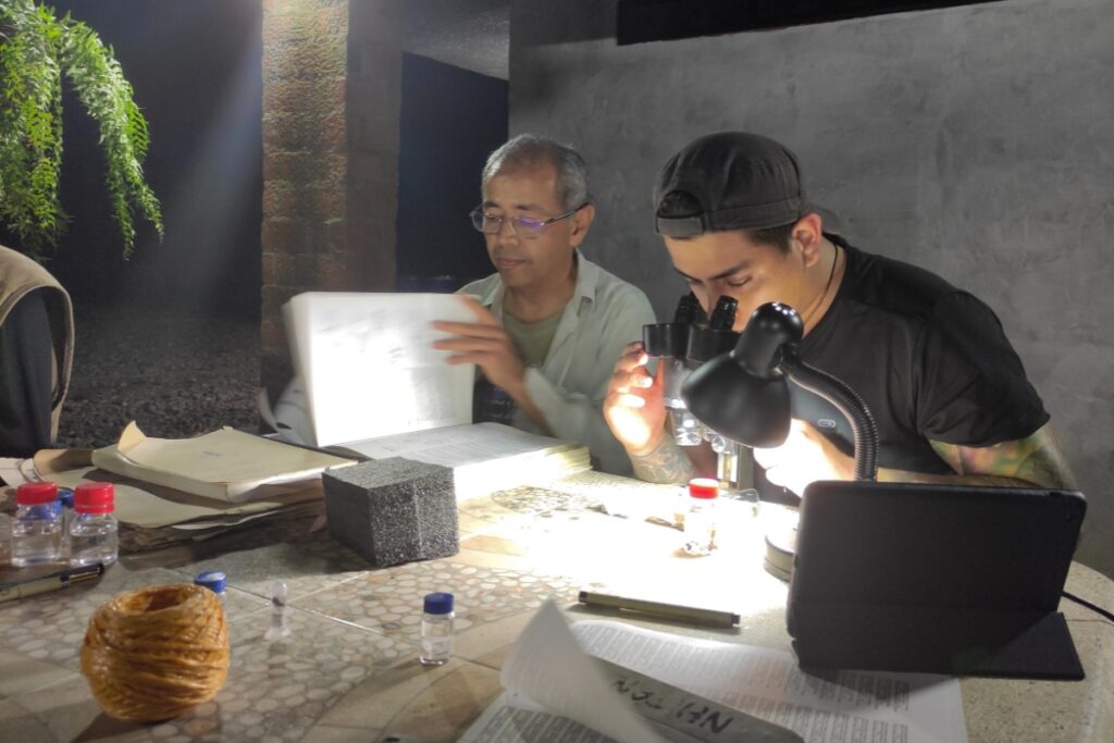 Carlos Eduardo Sarmiento Monroy, profesor de la Universidad Nacional de Colombia y especialista en avispas de la familia Braconidae, enseñando a Patricio Picón-Rentería a identificar avispas.