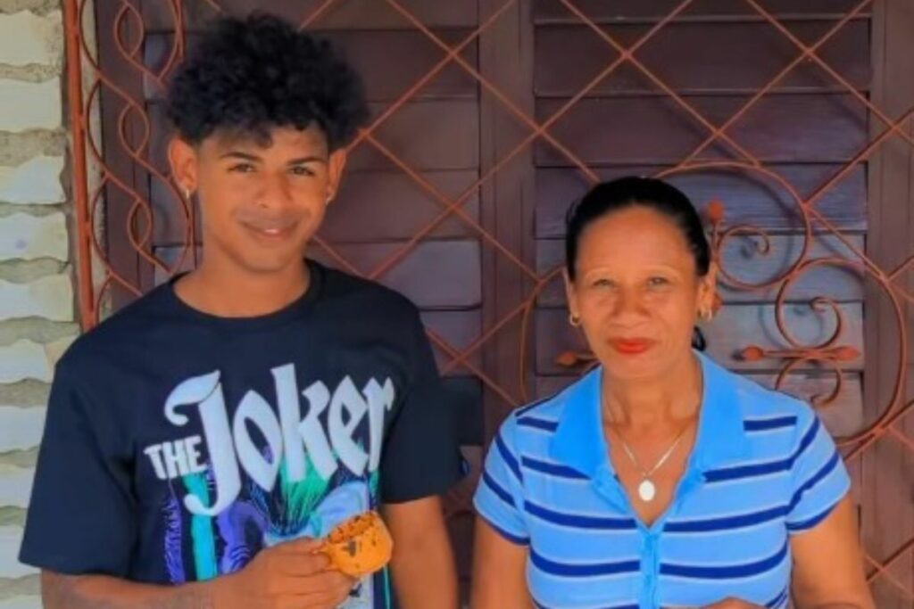 Hermano y madre de Anier Cruz.