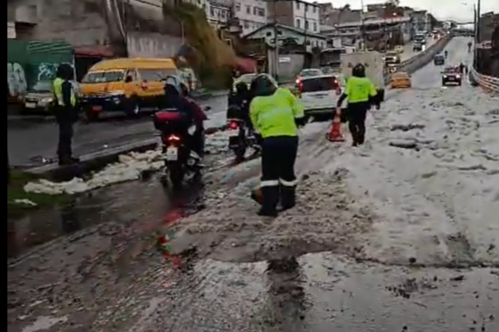 El granizo cubrió la av Mariscal Sucre, en el norte