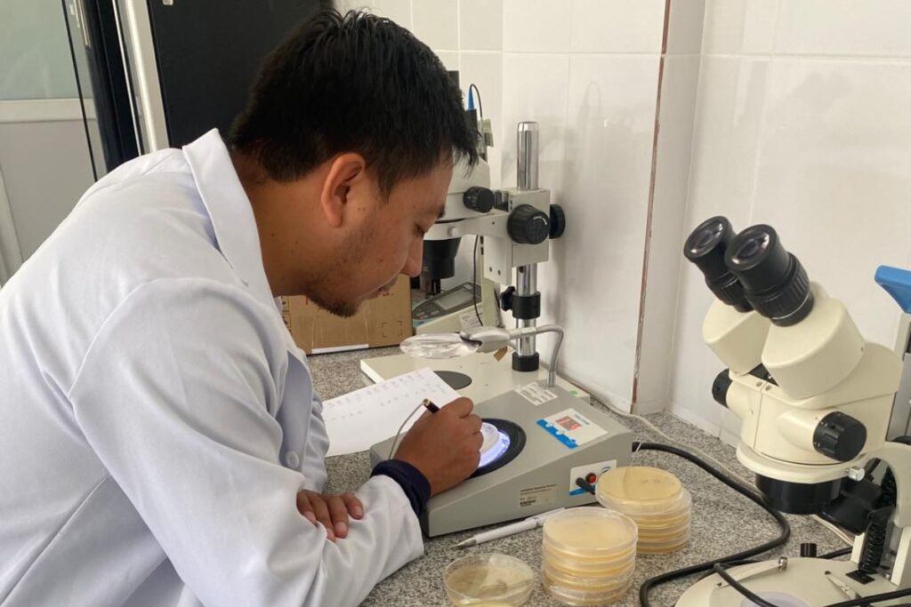 Paul Jiménez trabaja en el laboratorio de microbiología de suelos de la U. de Lavras en Brasil. Foto: Cortesía