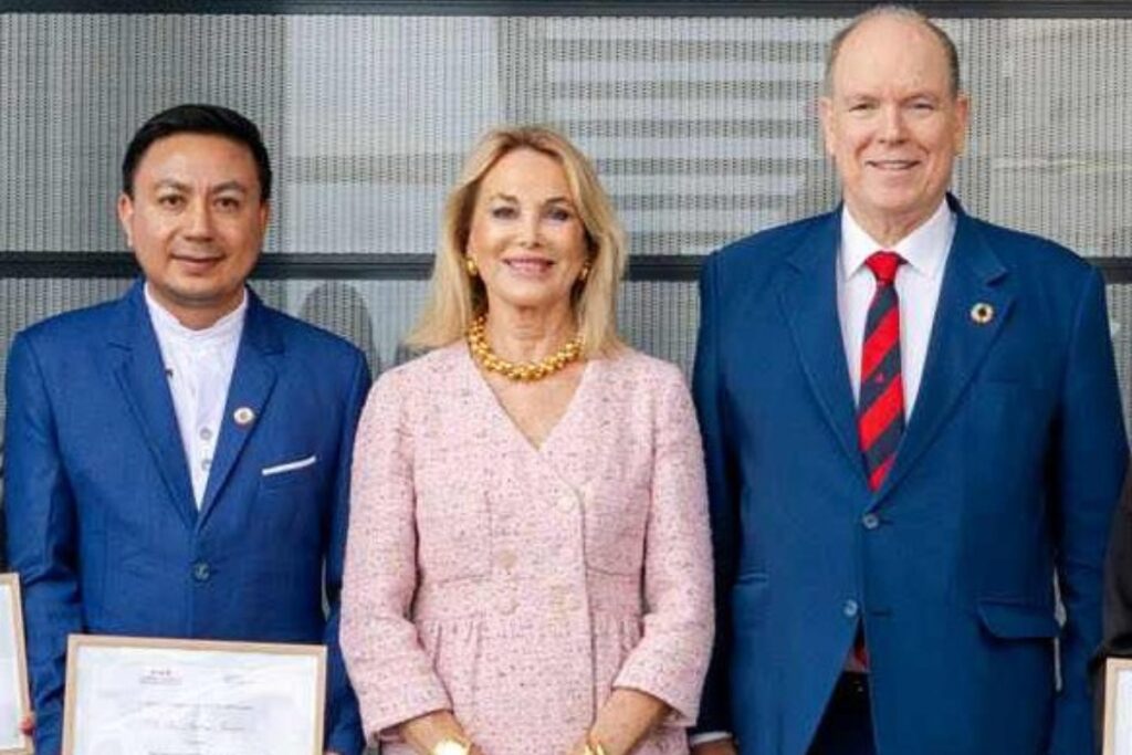 Paul Andrés Jiménez durante la entrega del certificado del IPCC Scholarship Programme Award, junto a Su Alteza Serenísima el príncipe Alberto II de Mónaco y Elena Cuomo. Foto: Cortesía