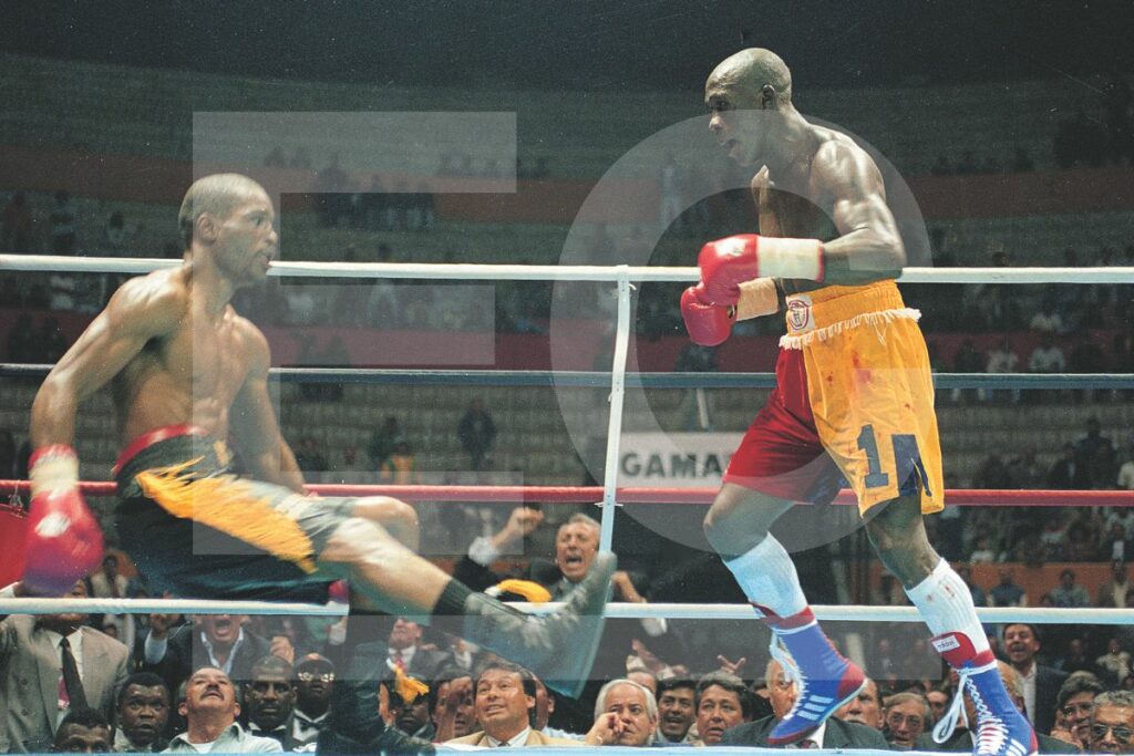 Segundo Mercado (der.) envía a Bernard Hopkins en su primera pelea por un título mundial en 1994.