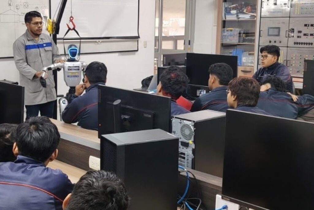 Estudiantes de Mecatrónica de la UPS, en una sesión de laboratorio con el humanoide DA²RM. Foto: Cortesía UPS