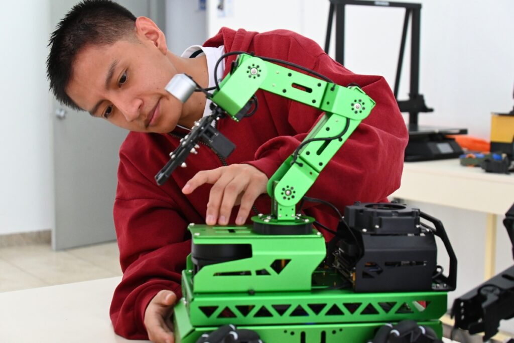 Un estudiante manipula un robot en el Laboratorio de Máquinas Eléctricas. Foto: UTE