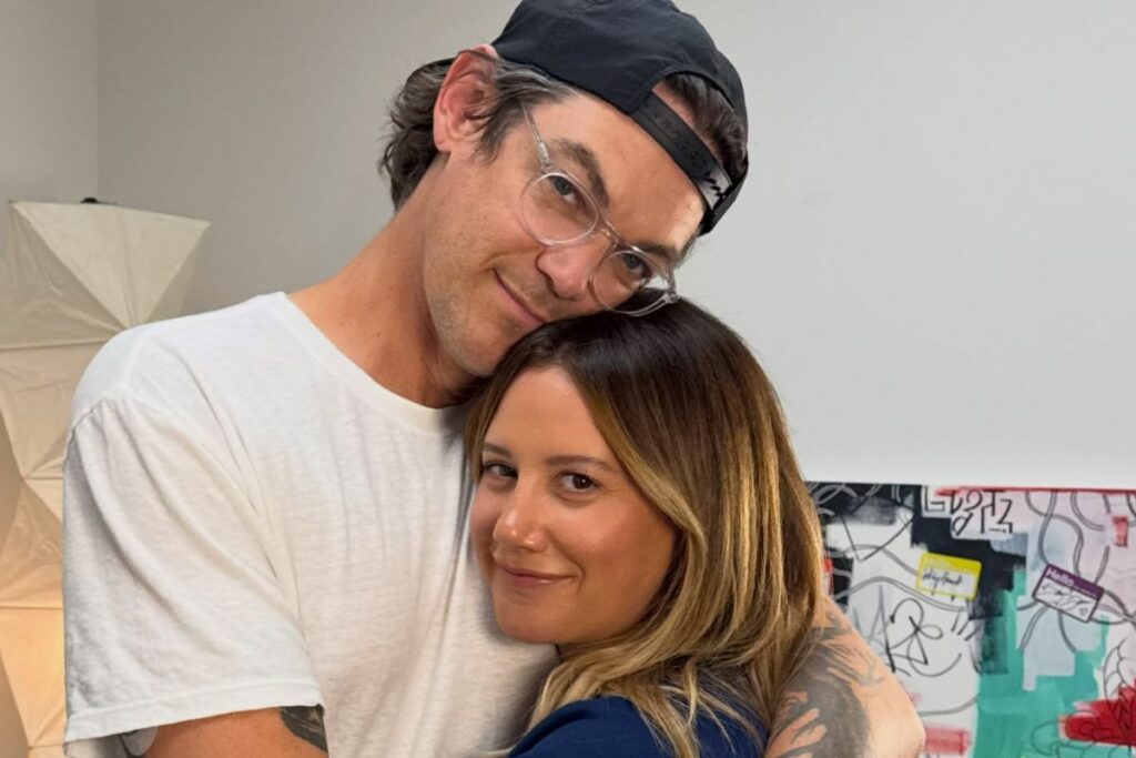 Ashley Tisdale junto a su esposo.