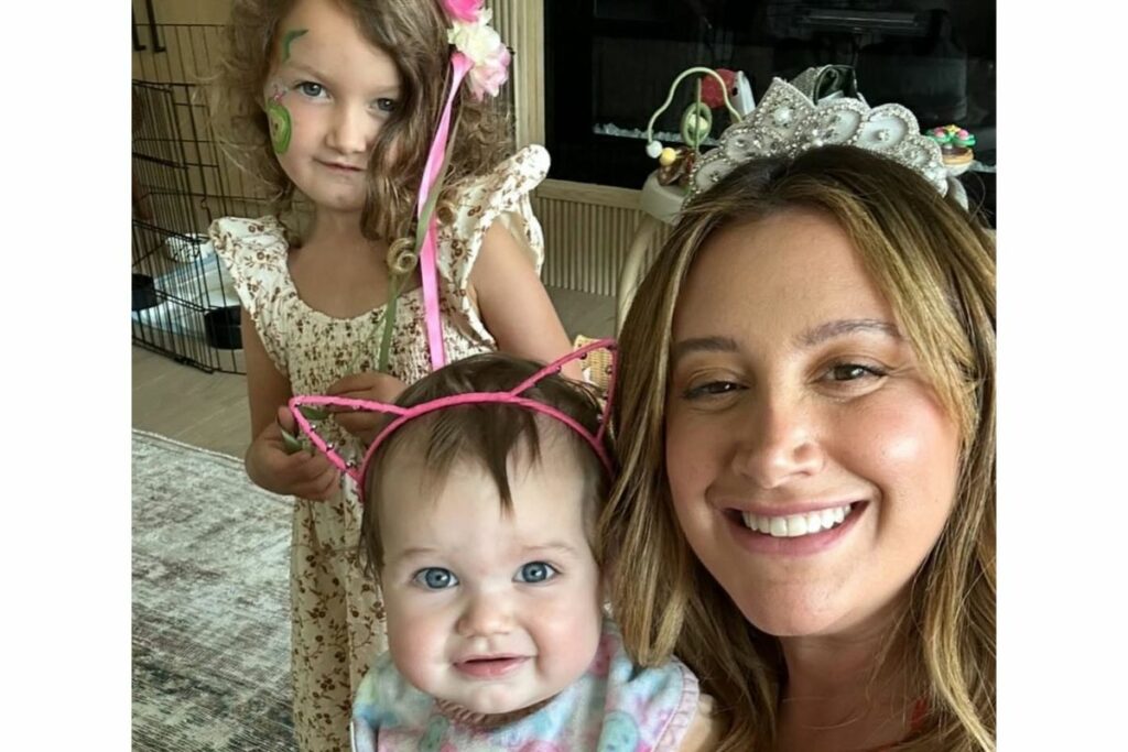 Ashley Tisdale y sus hijas.