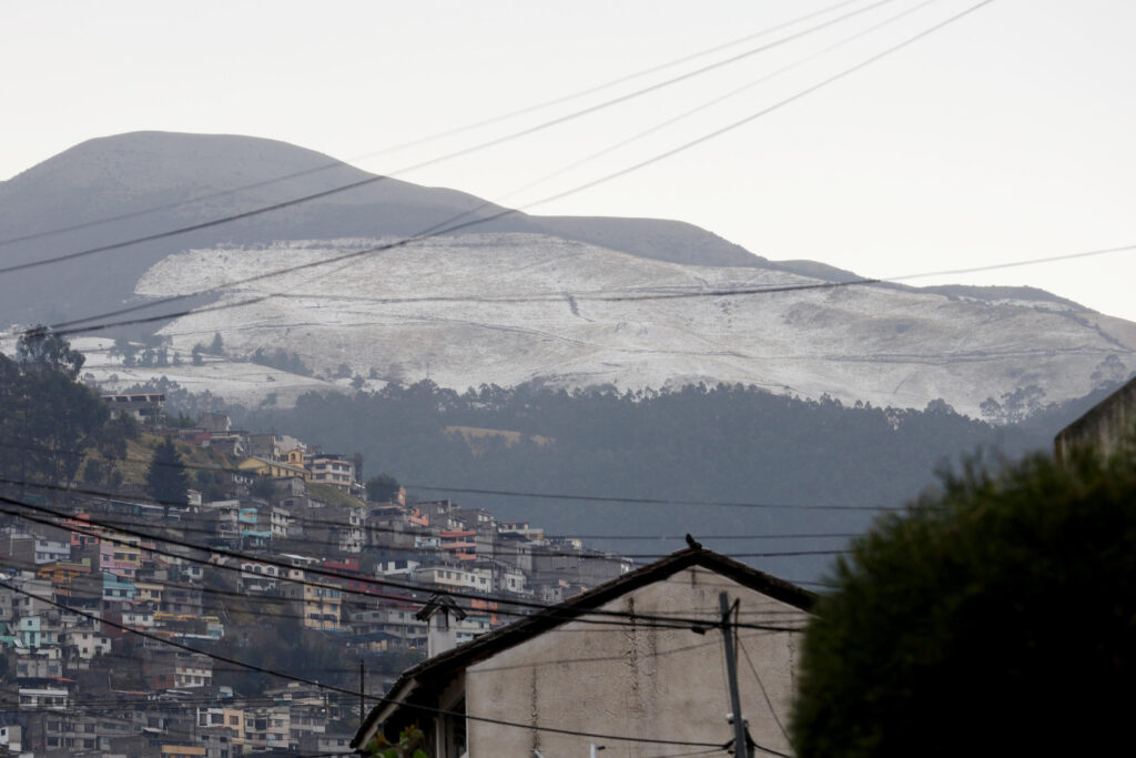 La lluvia extrema del 4 de octubre provocó que una gruesa capa de granizo cubriera las quebradas de las faldas del Pichincha, en el norte de Quito. La Secretaria de Riesgos dijo que el hielo en esas zonas no provocó incidentes. Foto: API