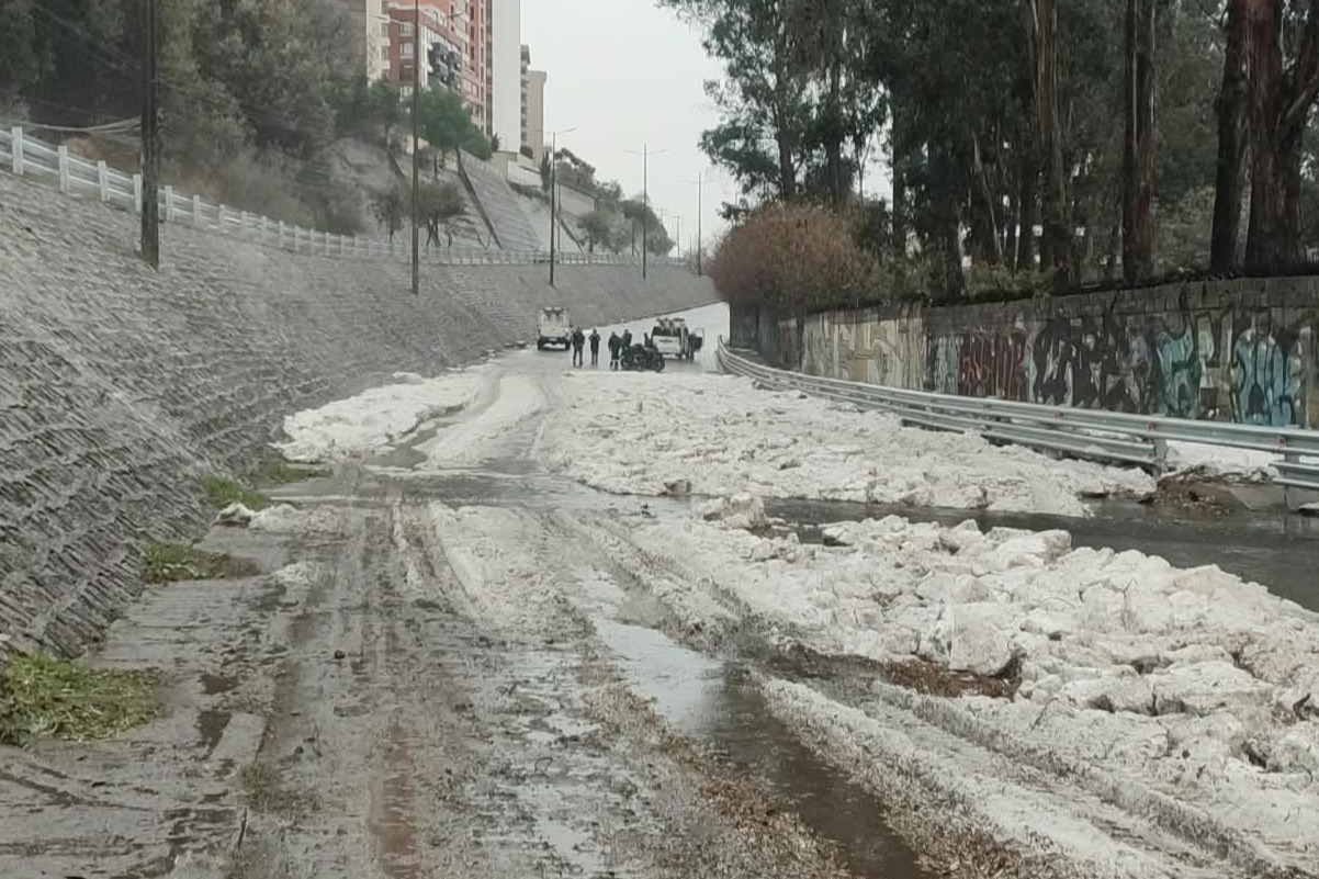 Bus con pasajeros y autos quedan atrapados en vías inundadas de Quito, tras fuerte lluvia
