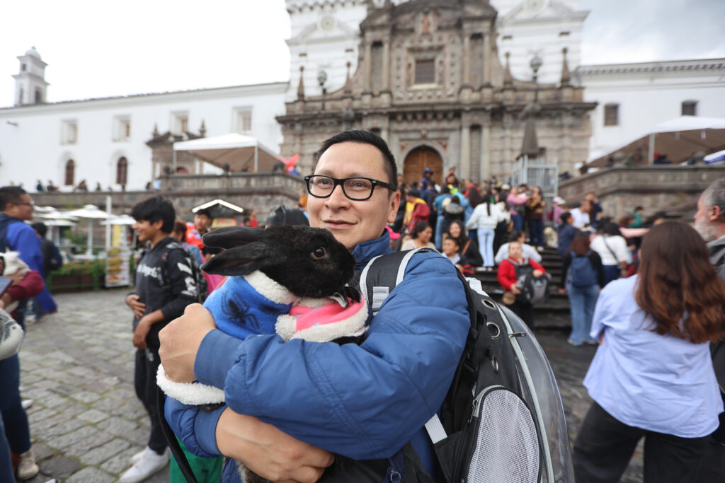 os creyentes llegaron con sus mascotas a la plaza de San Francisco para que los animales reciban la bendición de los religiosos. Foto: Diego Pallero / EL COMERCIO