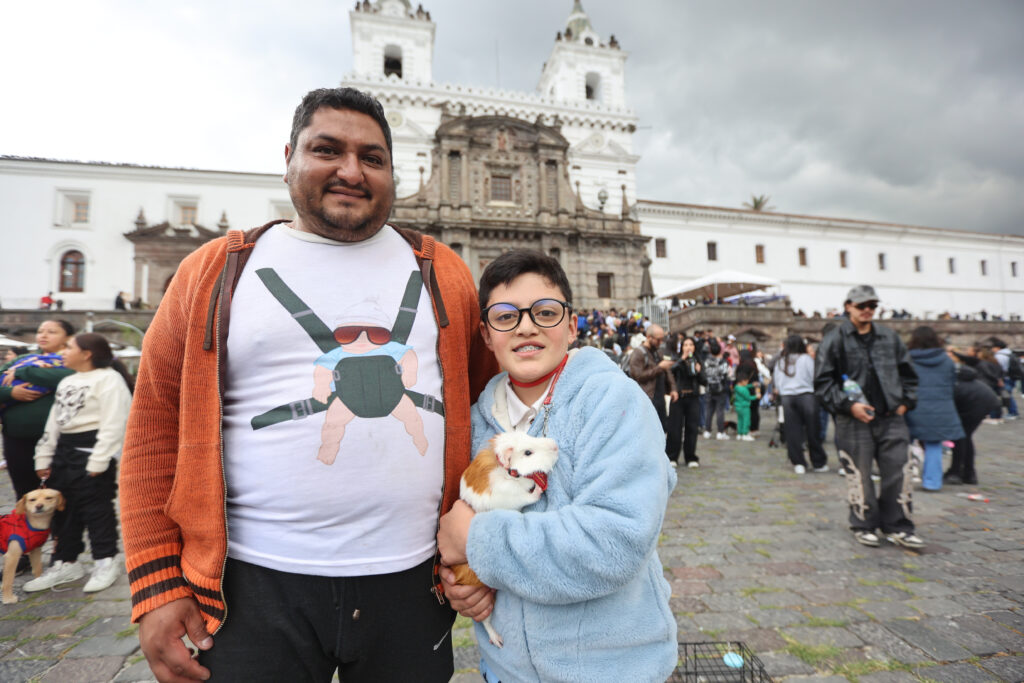 os creyentes llegaron con sus mascotas a la plaza de San Francisco para que los animales reciban la bendición de los religiosos. Foto: Diego Pallero / EL COMERCIO