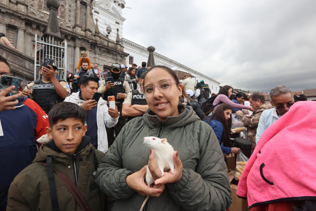 os creyentes llegaron con sus mascotas a la plaza de San Francisco para que los animales reciban la bendición de los religiosos. Foto: Diego Pallero / EL COMERCIO