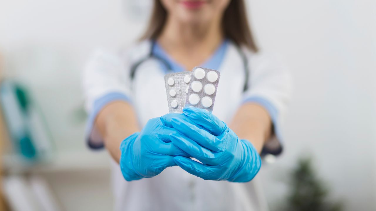 Ecuador compra medicinas y vehículos a India, que demanda teca ecuatoriana
