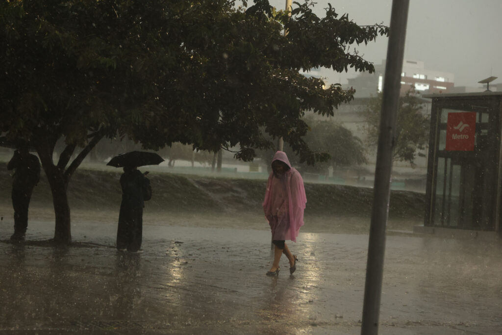 El Metro de Quito suspendió temporalmente las operaciones en El Ejido, Universidad Central y La Pradera por las fuertes lluvias. Foto: Diego Pallero/ EL COMERCIO