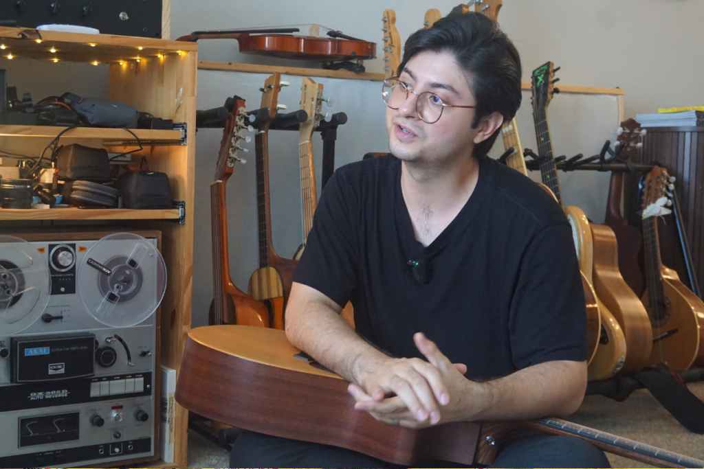 Guitarras, un charango y otros instrumentos forman parte del estudio casero donde el artista ecuatoriano compone y produce música. FOTO: María José Aguilar / EL COMERCIO.