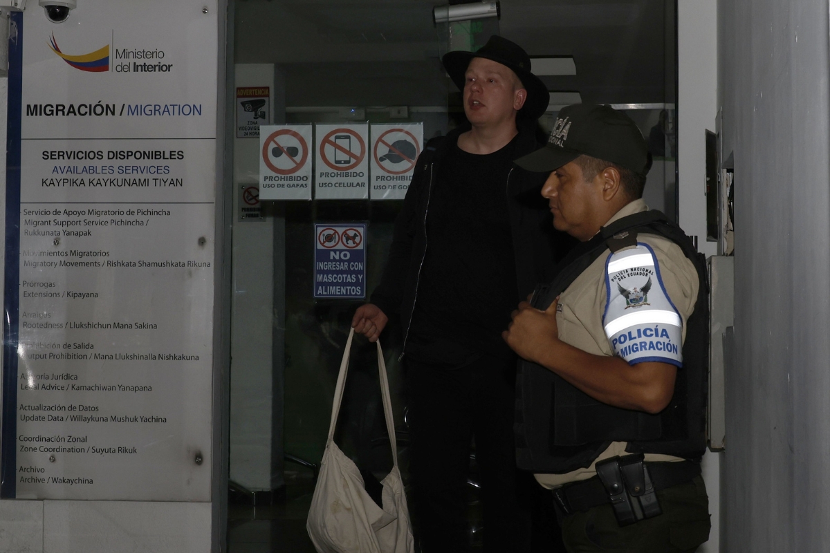 Autoridades ecuatorianas ordenan la deportación del programador sueco Ola Bini hacia Suecia
